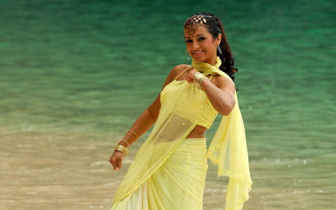 Tamil Actress Trisha Kannan Yellow Saree Pic