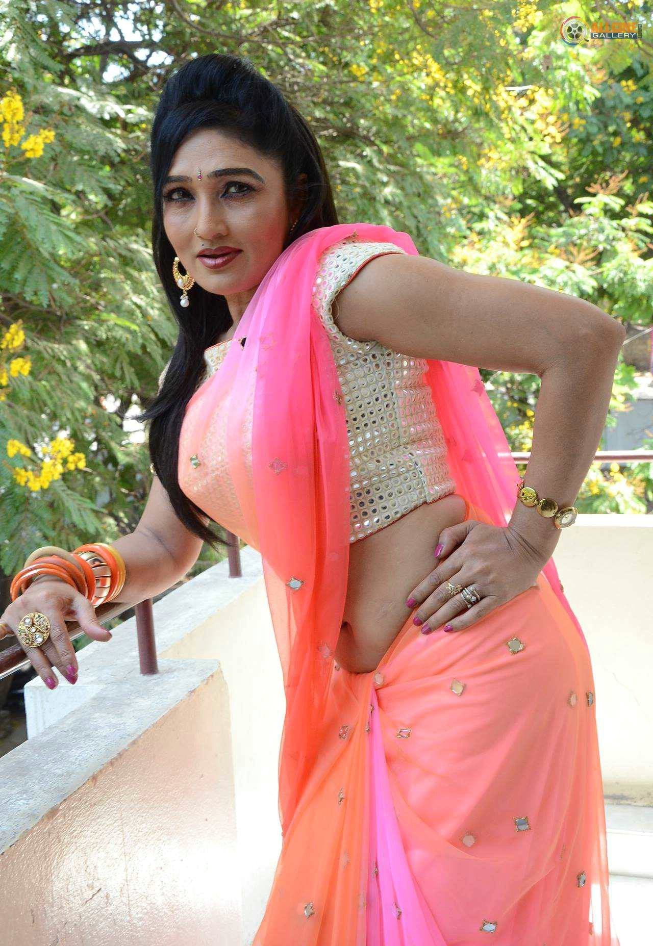 O Malli Telugu Movie Heroine Ramya Sri Pink Saree Images