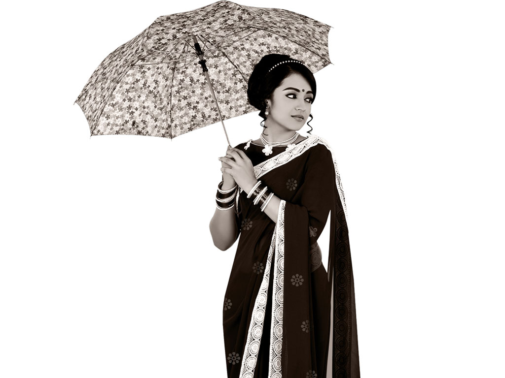 Nayaki Movie Trisha Black Saree Wallpaper