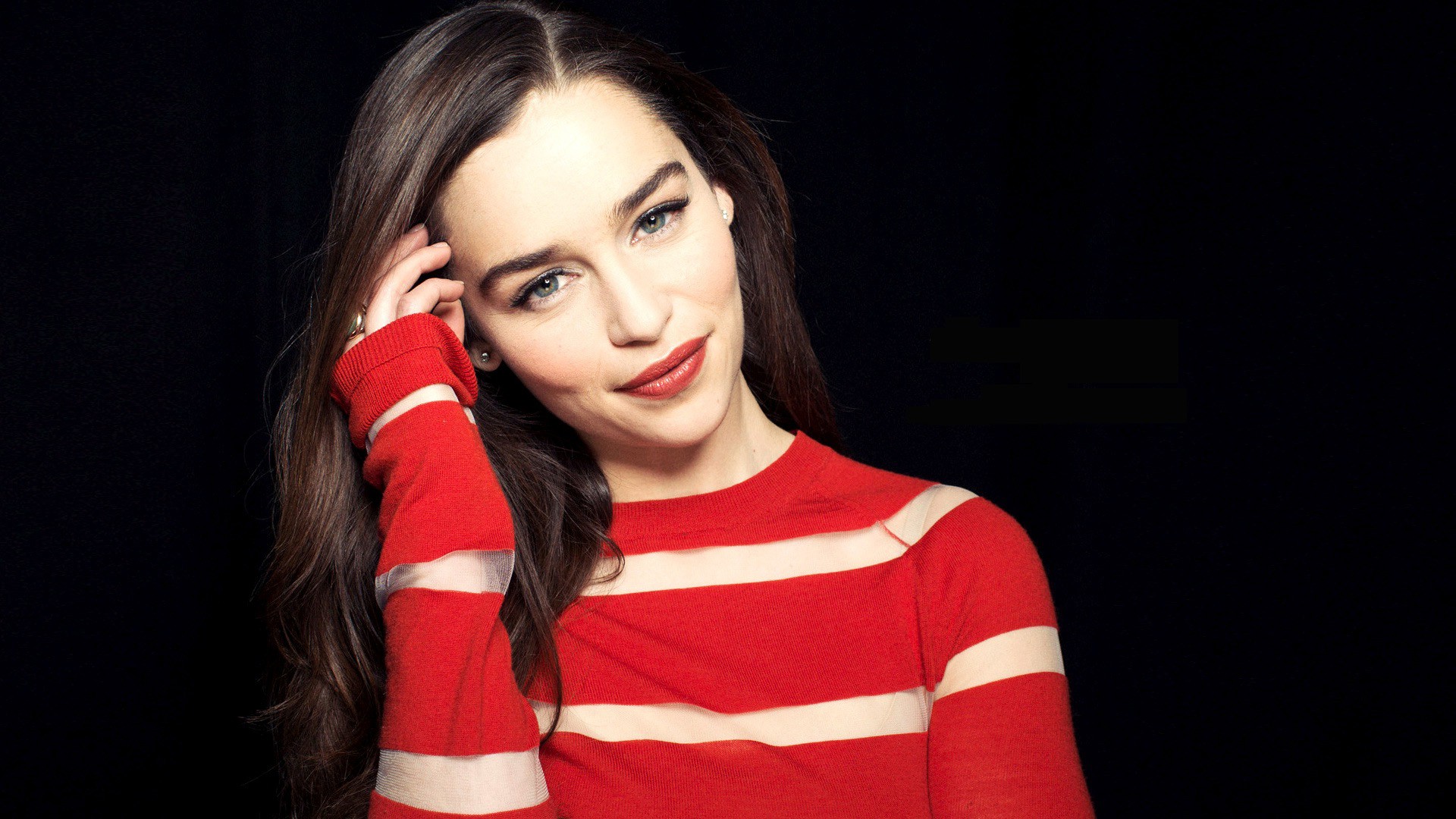 Emilia Clarke Red Dress Pictures