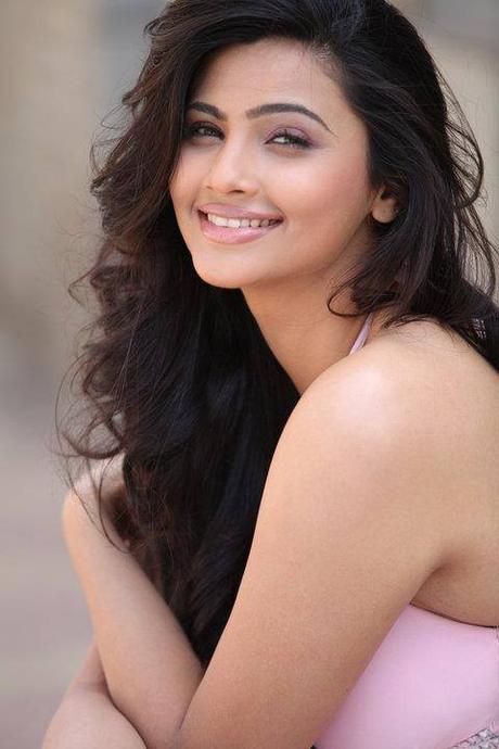 Daisy Shah Cute Smile Pictures