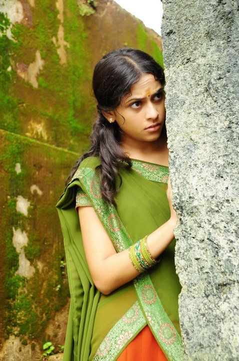 Sri Divya Cute Hd Green Saree Pictures
