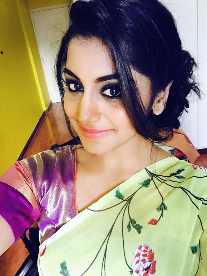Meera Nandan Saree Selfie Photos