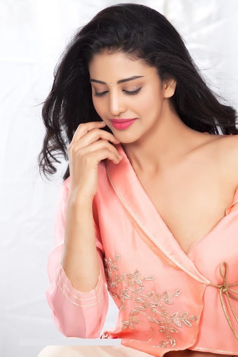 Daksha Nagarkar Pink Dress Smile Pose Fotos