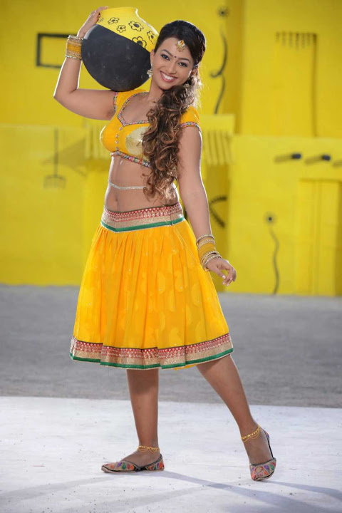 Ester Noronha Glamour Yellow Dress Smile Pose Gallery