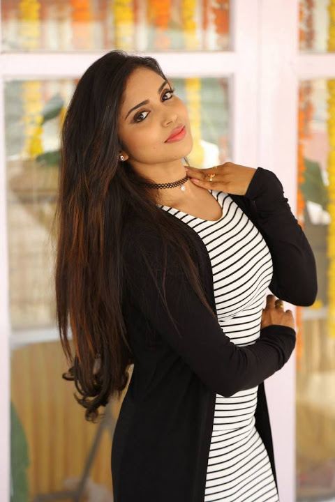 Karunya Chowdary Black And White Dress Smile Pose Figure Fotos