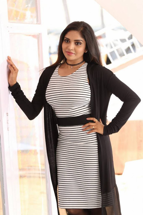 Karunya Chowdary Black And White Dress Wide Figure Fotos