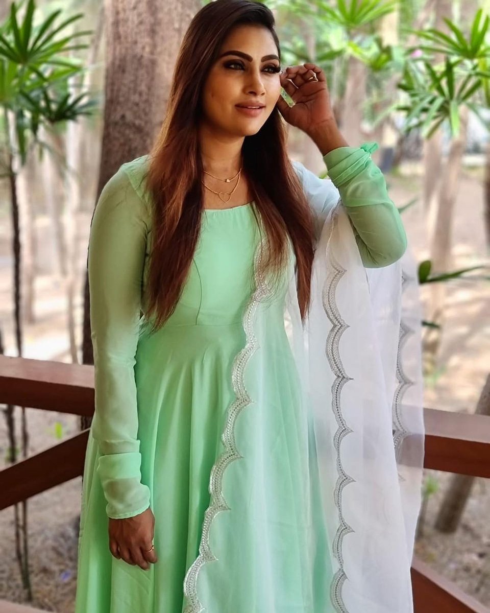 Tamil Actress Myna Nandhini In Salwar