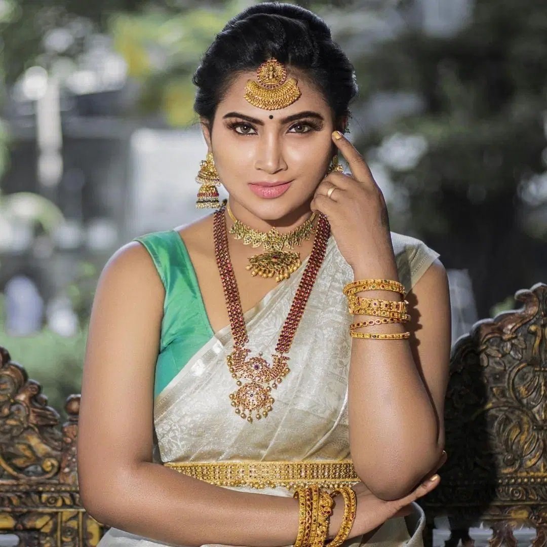 Tv Actress Myna Nandhini In Silk Saree Pics