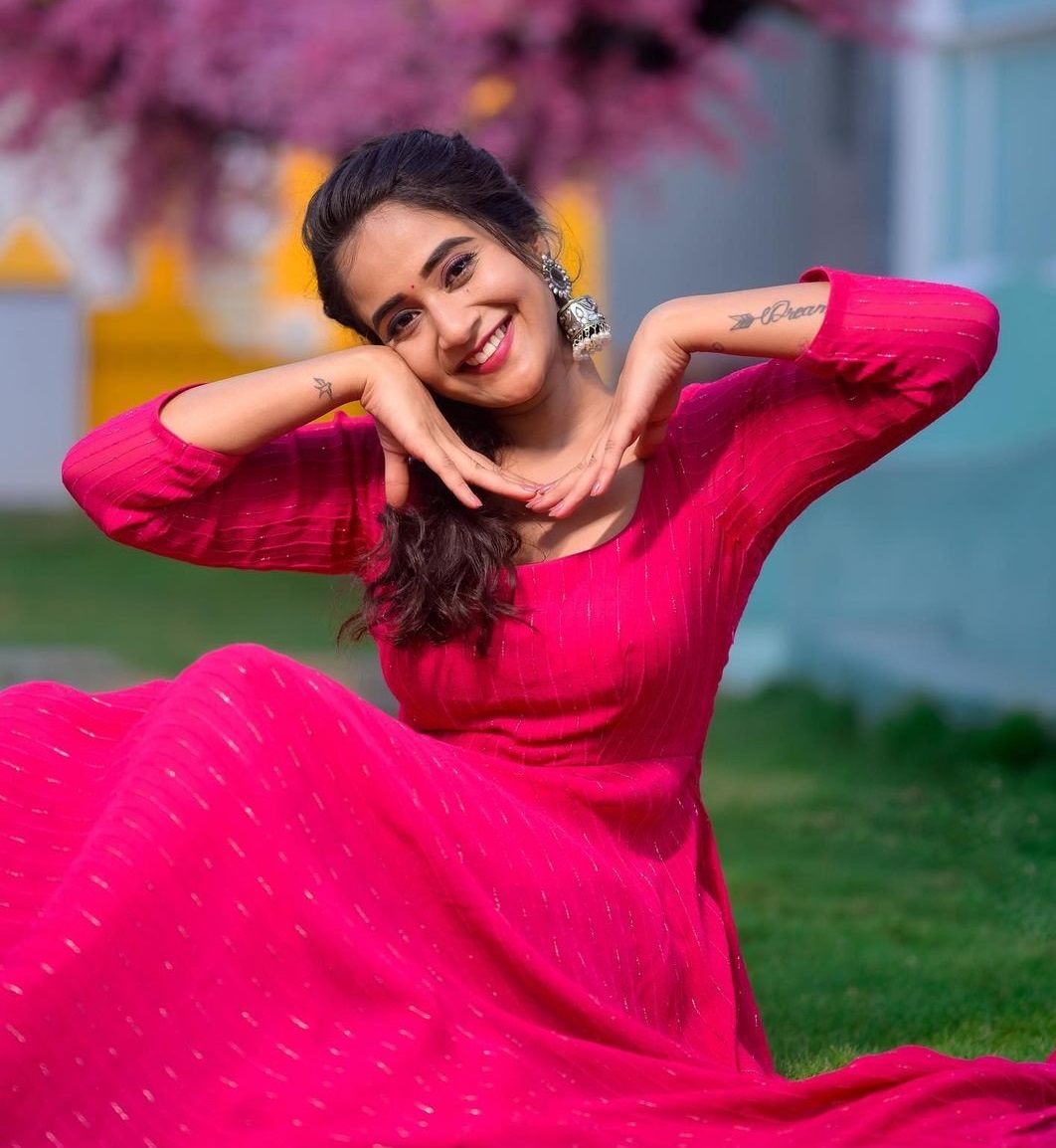 Deepthi Sunaina In Pink Dress Fotos