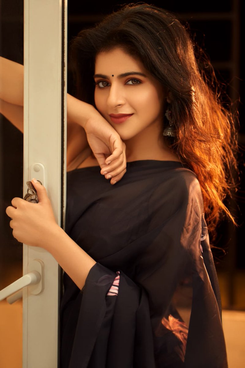 Gorgeous Actress Iswarya Menon Fotos
