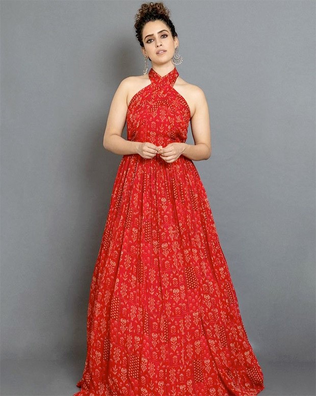 Indian Actress Sanya Malhotra In Long Dress Fotos