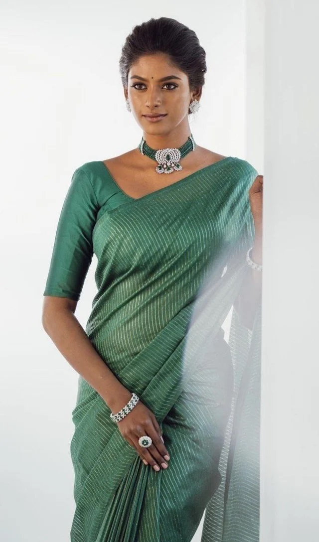 Actress Vinusha Devi Saree Pics