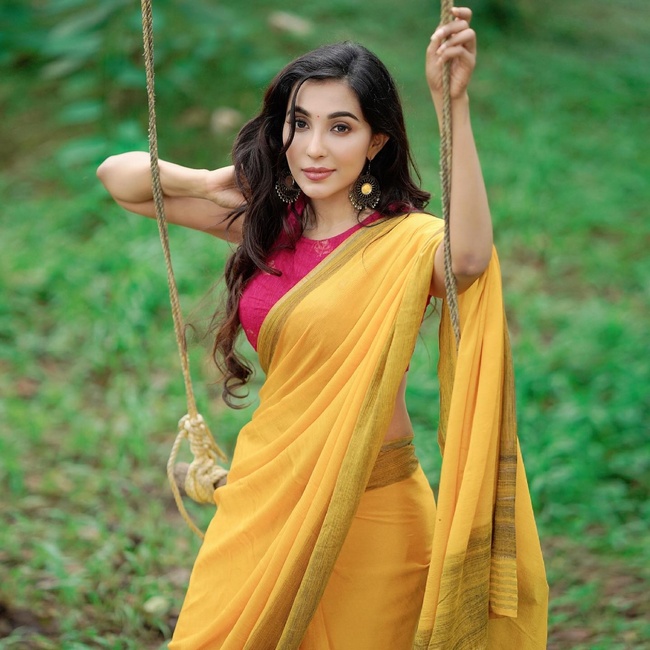 Malayalam Actress In Yellow Saree