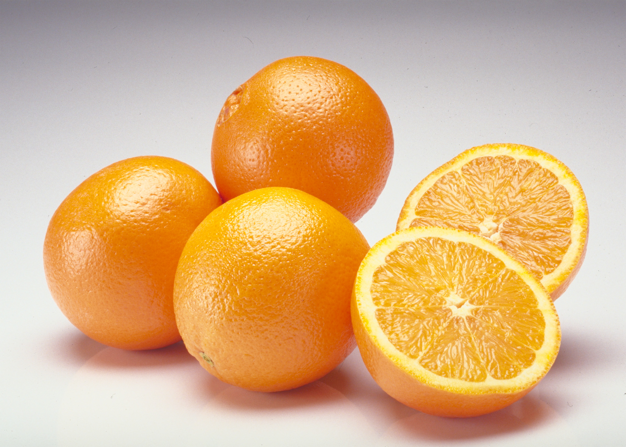 Есть три апельсина. Апельсин. Оранжевый апельсин. Апельсин картинка. Апельсин на белом фоне.