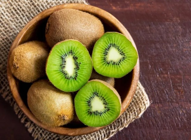 Bowl Of Kiwi Fruit Fotos
